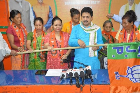 Grand welcoming program for 'only' 23 Voters display BJP's poor grip on ST Vote Banks Grand welcoming program for 'only' 23 Voters display BJP's poor grip on ST Vote Banks